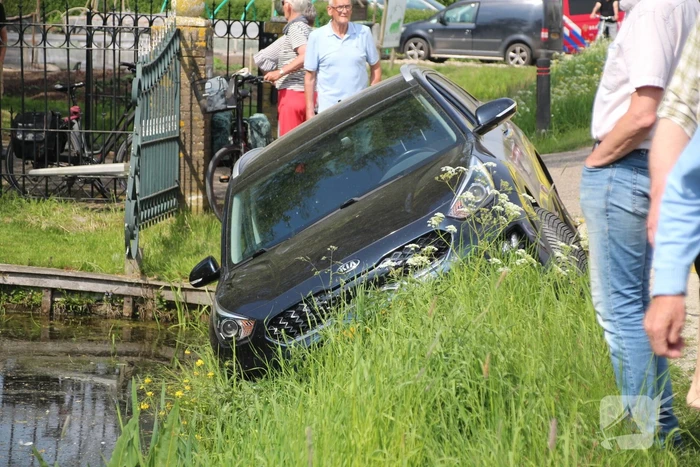 Auto raakt in sloot na schrikmoment