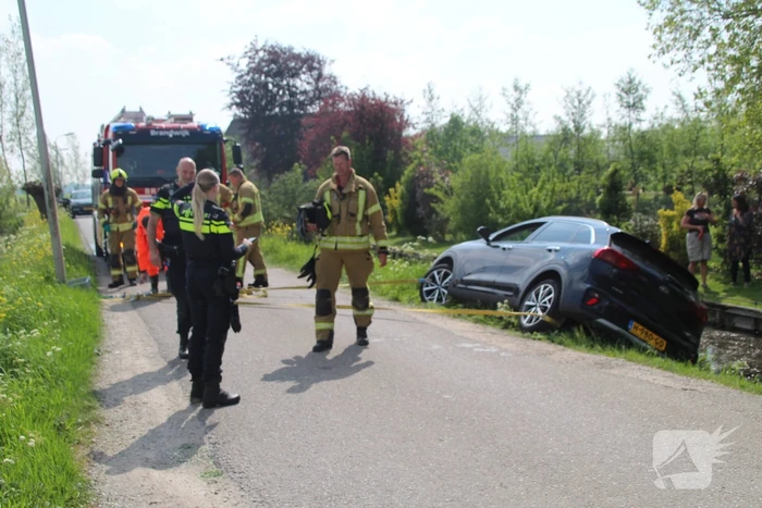 Auto raakt in sloot na schrikmoment