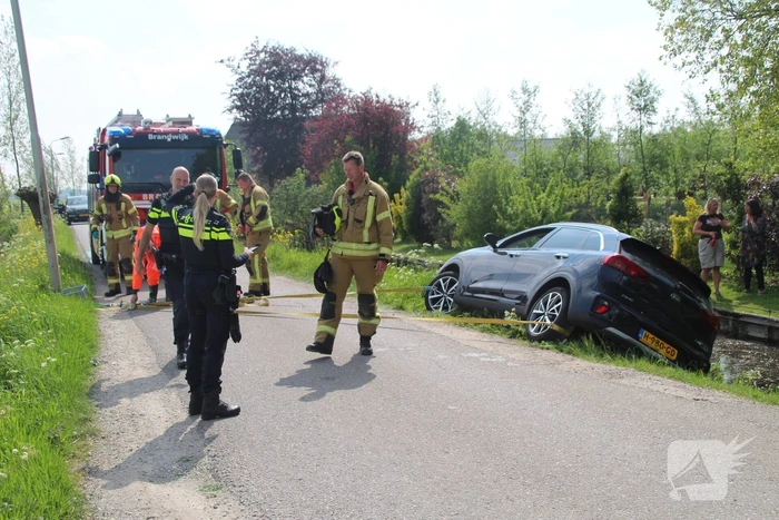 Auto raakt in sloot na schrikmoment