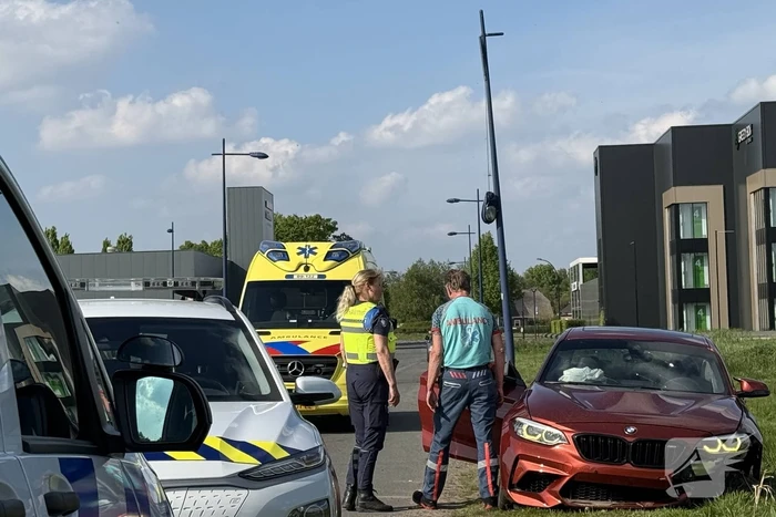 Auto mist wiel na crash tegen paal