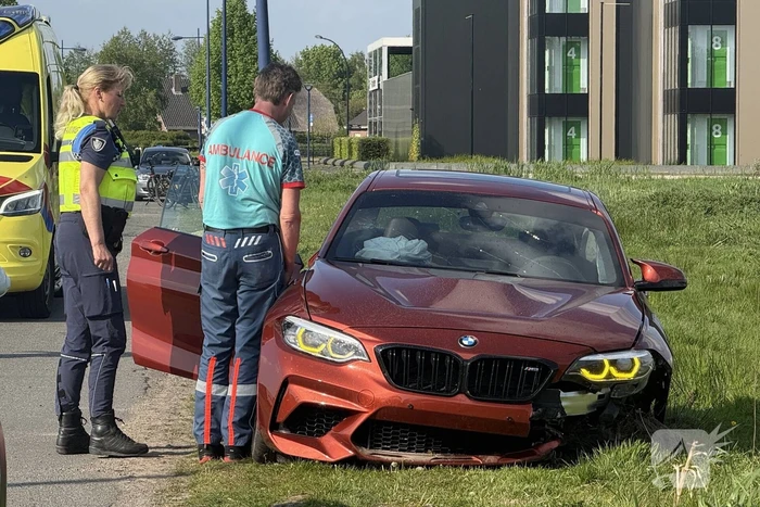 Auto mist wiel na crash tegen paal