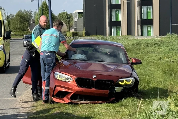Auto mist wiel na crash tegen paal