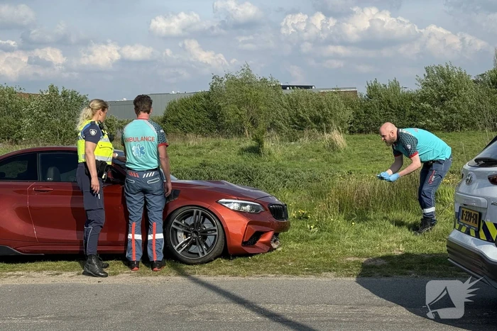 Auto mist wiel na crash tegen paal