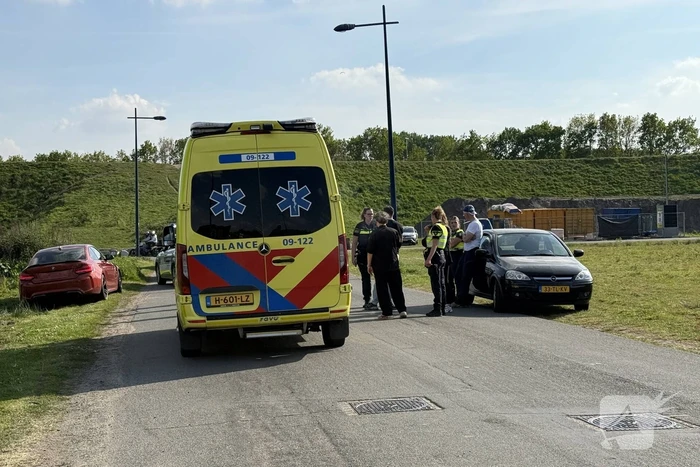 Auto mist wiel na crash tegen paal