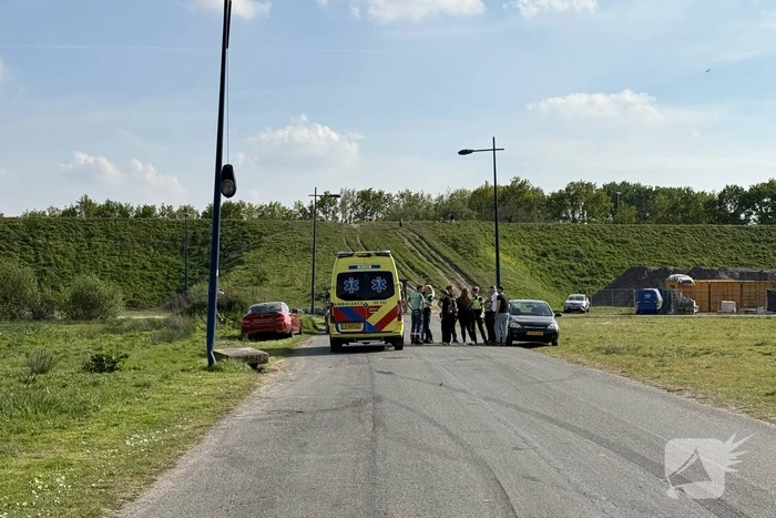 Auto mist wiel na crash tegen paal