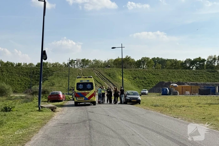 Auto mist wiel na crash tegen paal