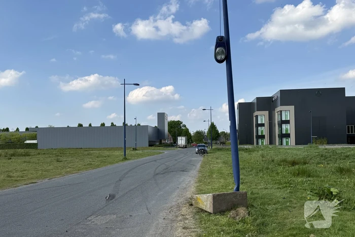 Auto mist wiel na crash tegen paal
