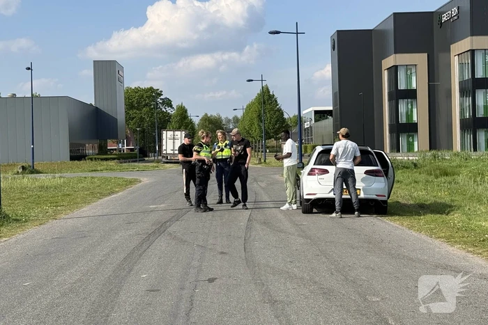 Auto mist wiel na crash tegen paal