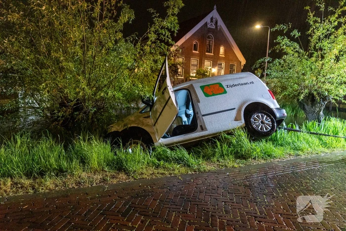 Auto bijna te water in Stolwijk