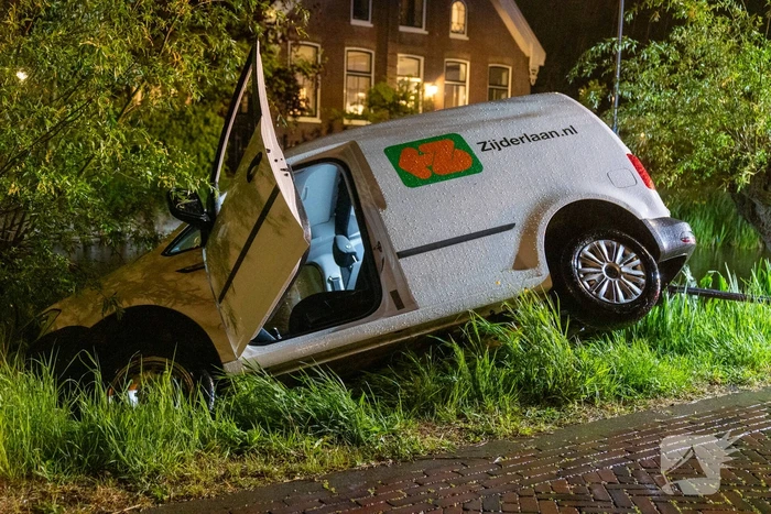 Auto bijna te water in Stolwijk
