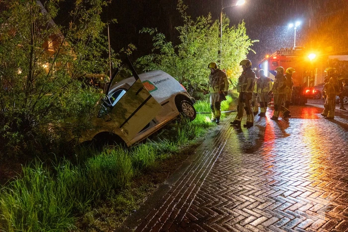 Auto bijna te water in Stolwijk