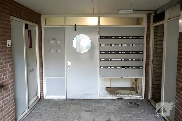 Explosie veroorzaakt schade in portiek
