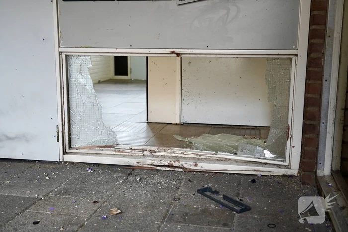 Explosie veroorzaakt schade in portiek