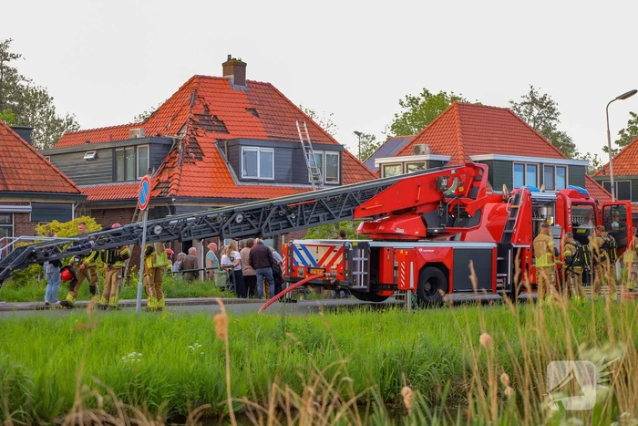 Brand op het dak van woning geblust