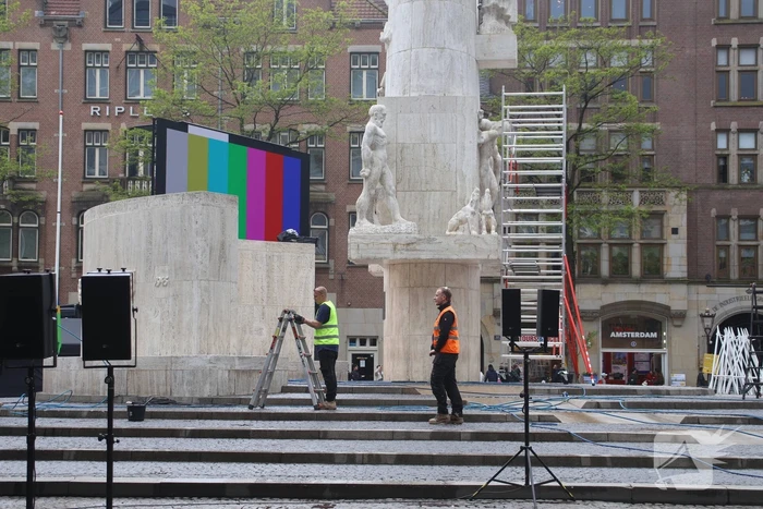 Schoonmaken van nationaal monument op Dam na bekladding
