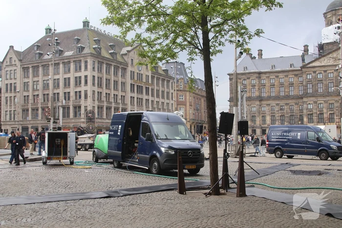 Schoonmaken van nationaal monument op Dam na bekladding