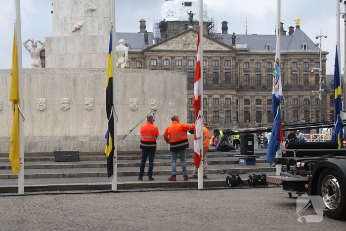 Schoonmaken van nationaal monument op Dam na bekladding