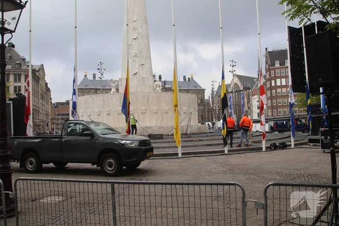 Schoonmaken van nationaal monument op Dam na bekladding