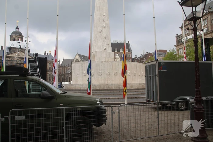 Schoonmaken van nationaal monument op Dam na bekladding