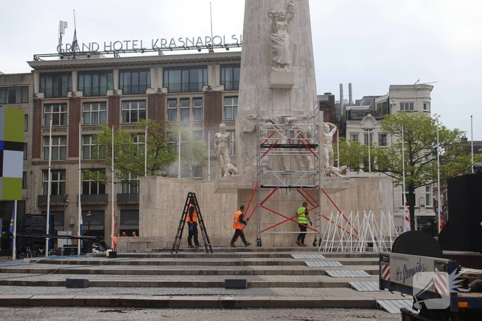 Schoonmaken van nationaal monument op Dam na bekladding