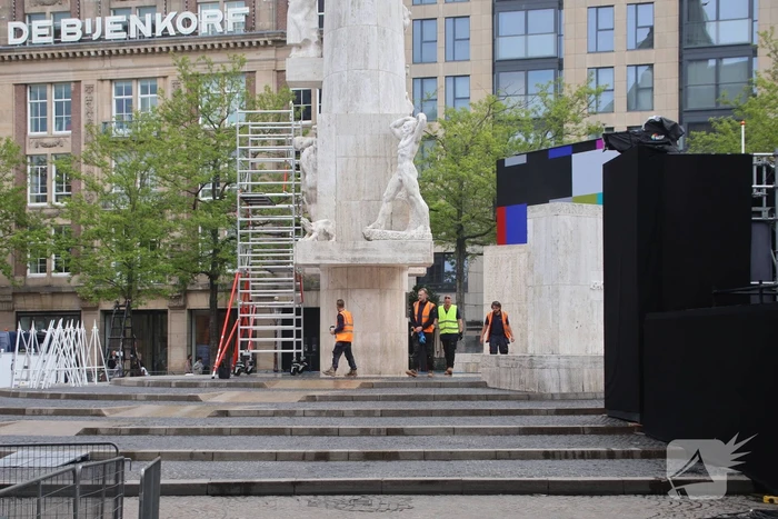 Schoonmaken van nationaal monument op Dam na bekladding