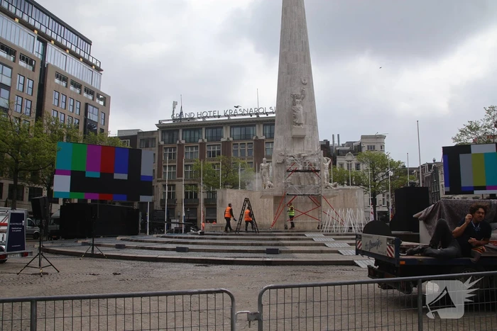 Schoonmaken van nationaal monument op Dam na bekladding