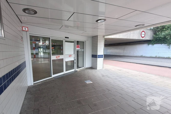 Pendelbussen ingezet nadat stroomstoring metroverkeer stil legt