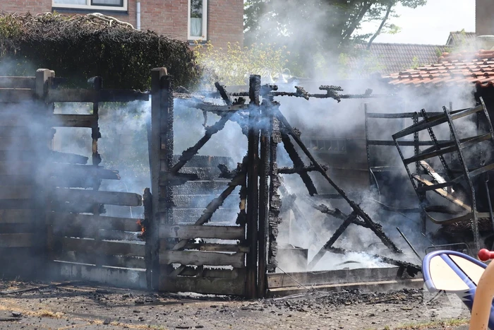 Brand verwoest schuur in Lelystad