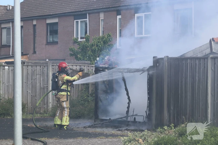 Brand verwoest schuur in Lelystad