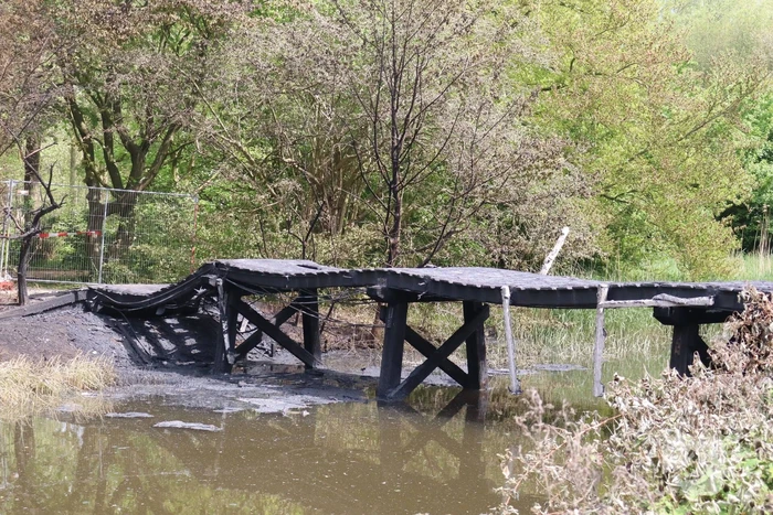 Houten brug verwoest door brand