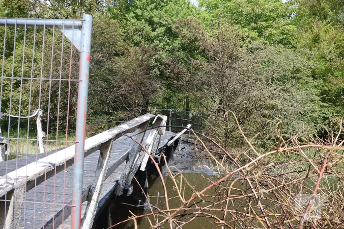 Houten brug verwoest door brand
