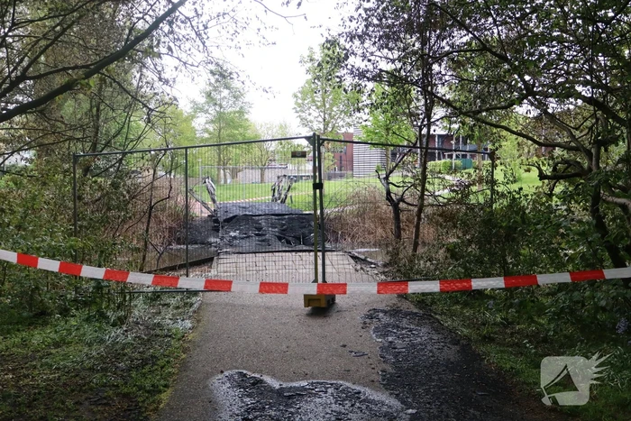 Houten brug verwoest door brand