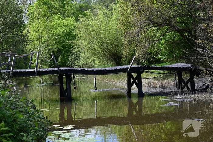 Houten brug verwoest door brand