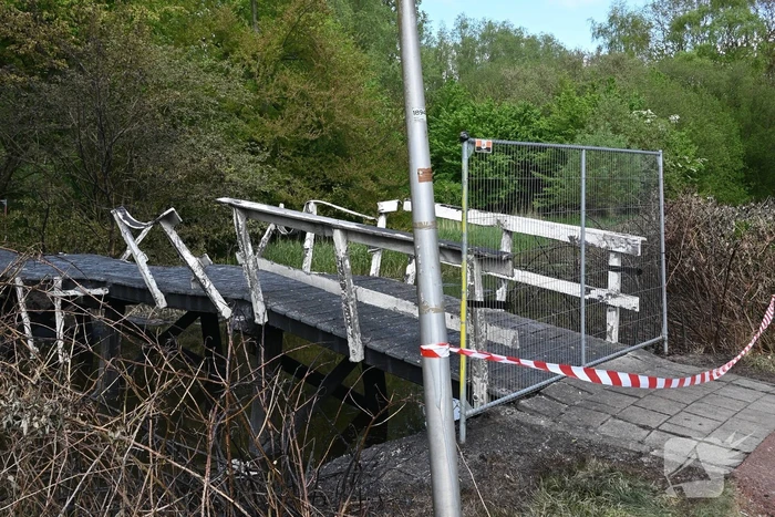 Houten brug verwoest door brand