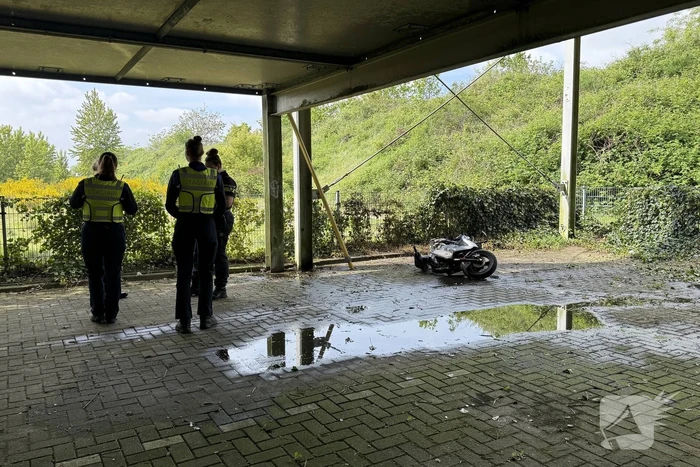 Scooter in brand gestoken op afgelegen plek