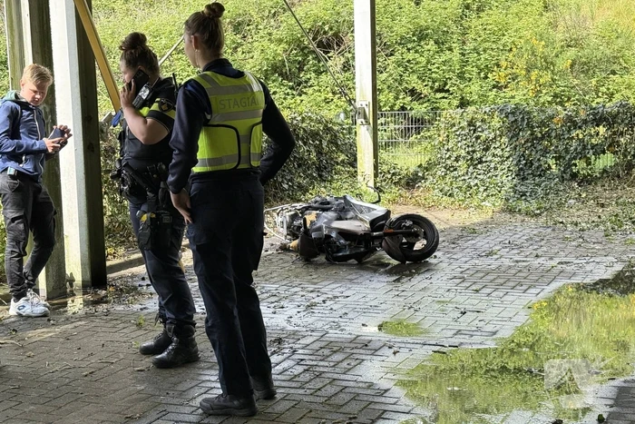 Scooter in brand gestoken op afgelegen plek