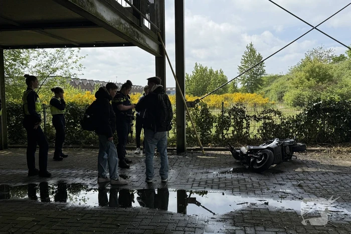 Scooter in brand gestoken op afgelegen plek