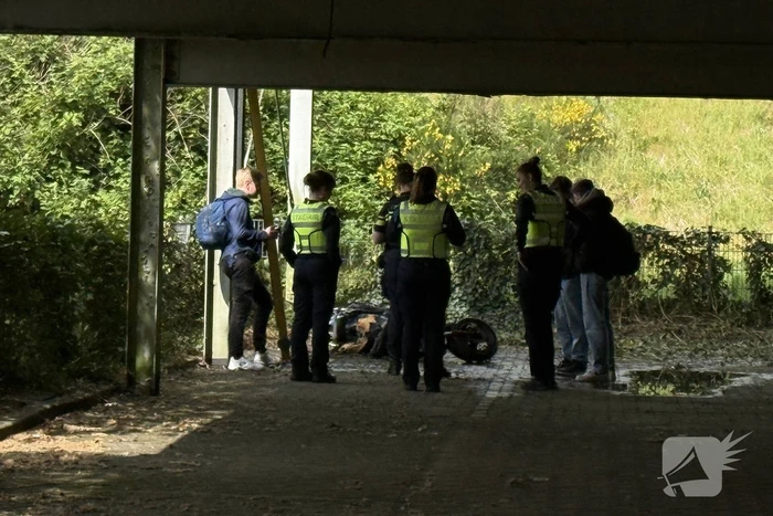 Scooter in brand gestoken op afgelegen plek