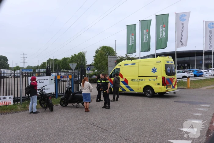 Scooterbestuurder gewond bij botsing met bestelbus