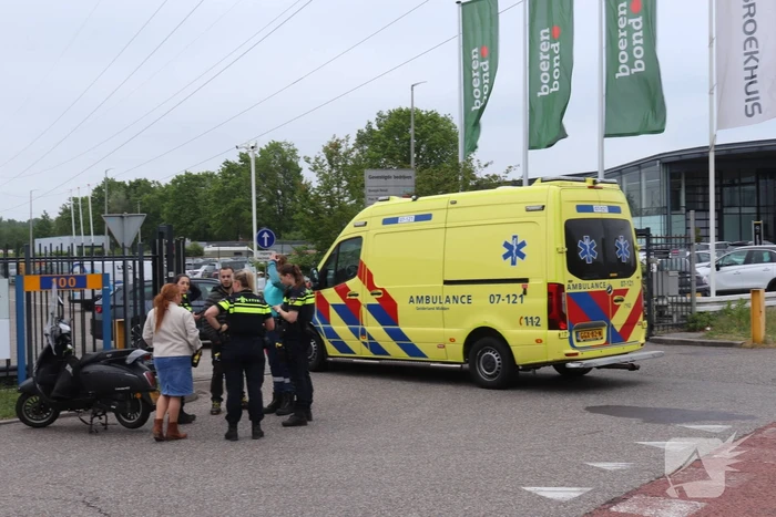 Scooterbestuurder gewond bij botsing met bestelbus