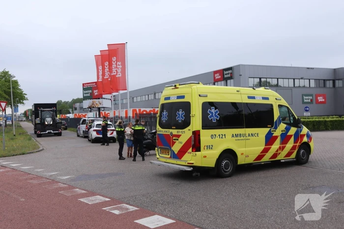 Scooterbestuurder gewond bij botsing met bestelbus