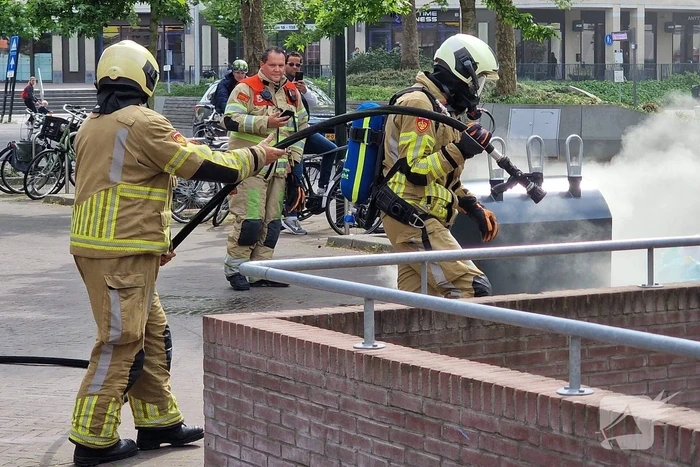 Brand in ondergrondse vuilcontainer