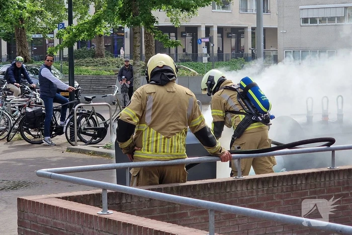 Brand in ondergrondse vuilcontainer