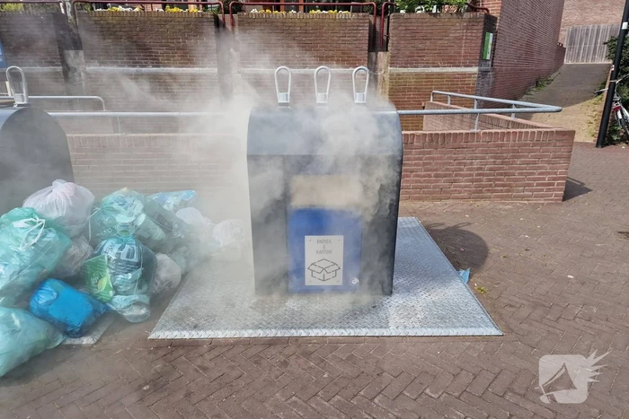 Brand in ondergrondse vuilcontainer