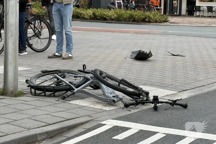 Auto rijdt fietser aan en vlucht