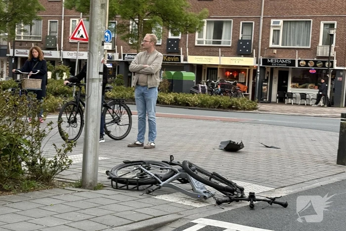 Auto rijdt fietser aan en vlucht