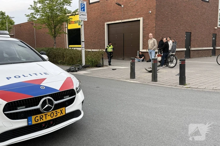Auto rijdt fietser aan en vlucht