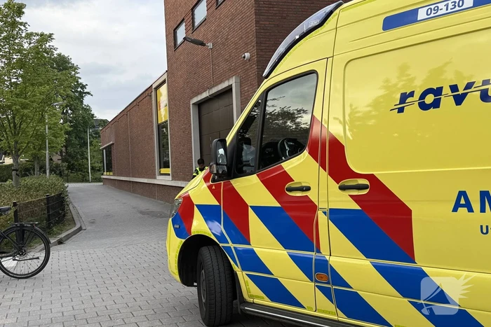 Auto rijdt fietser aan en vlucht