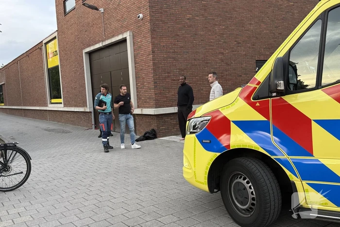 Auto rijdt fietser aan en vlucht