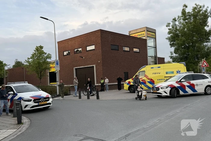 Auto rijdt fietser aan en vlucht